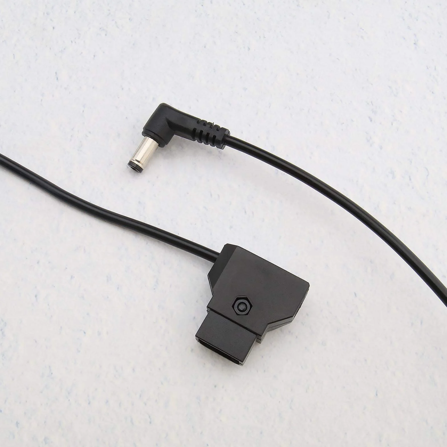 D-TAP 2-biegunowy męski na DC 5,5 x 2,1 mm złącze kątowe spirala kabel zasilający 50 cm do aparatu cyfrowego BMCC BMPCC 4K czarny