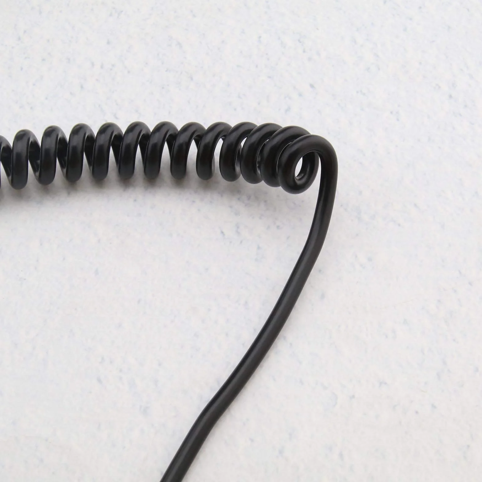D-TAP 2-biegunowy męski na DC 5,5 x 2,1 mm złącze kątowe spirala kabel zasilający 50 cm do aparatu cyfrowego BMCC BMPCC 4K czarny