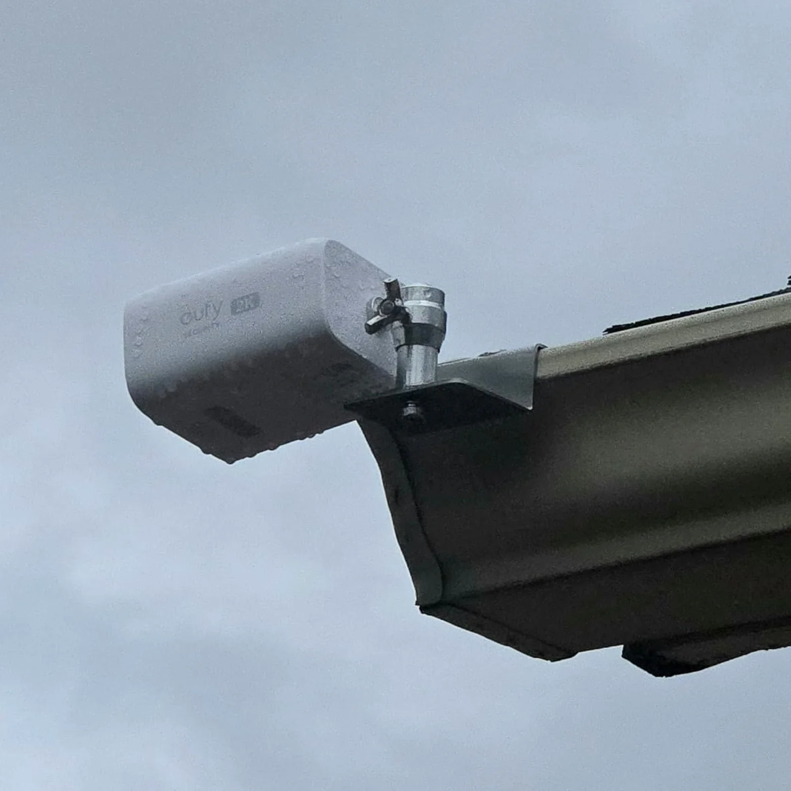 WiTi Uchwyt do rynny dla Eufy, Arlo Panel słoneczny, Regulowany uchwyt stalowy nierdzewny do pobierania słońca, montaż bez wiercenia, kompatybilny z 1/4 śrubą do kamery