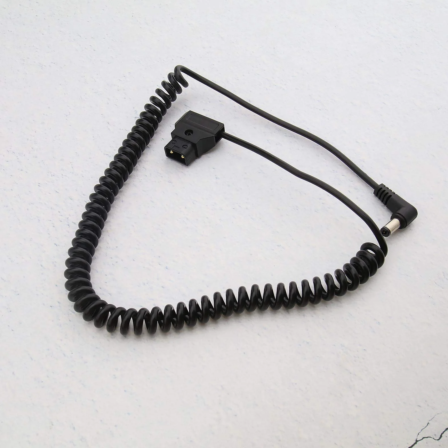 D-TAP 2-biegunowy męski na DC 5,5 x 2,1 mm złącze kątowe spirala kabel zasilający 50 cm do aparatu cyfrowego BMCC BMPCC 4K czarny
