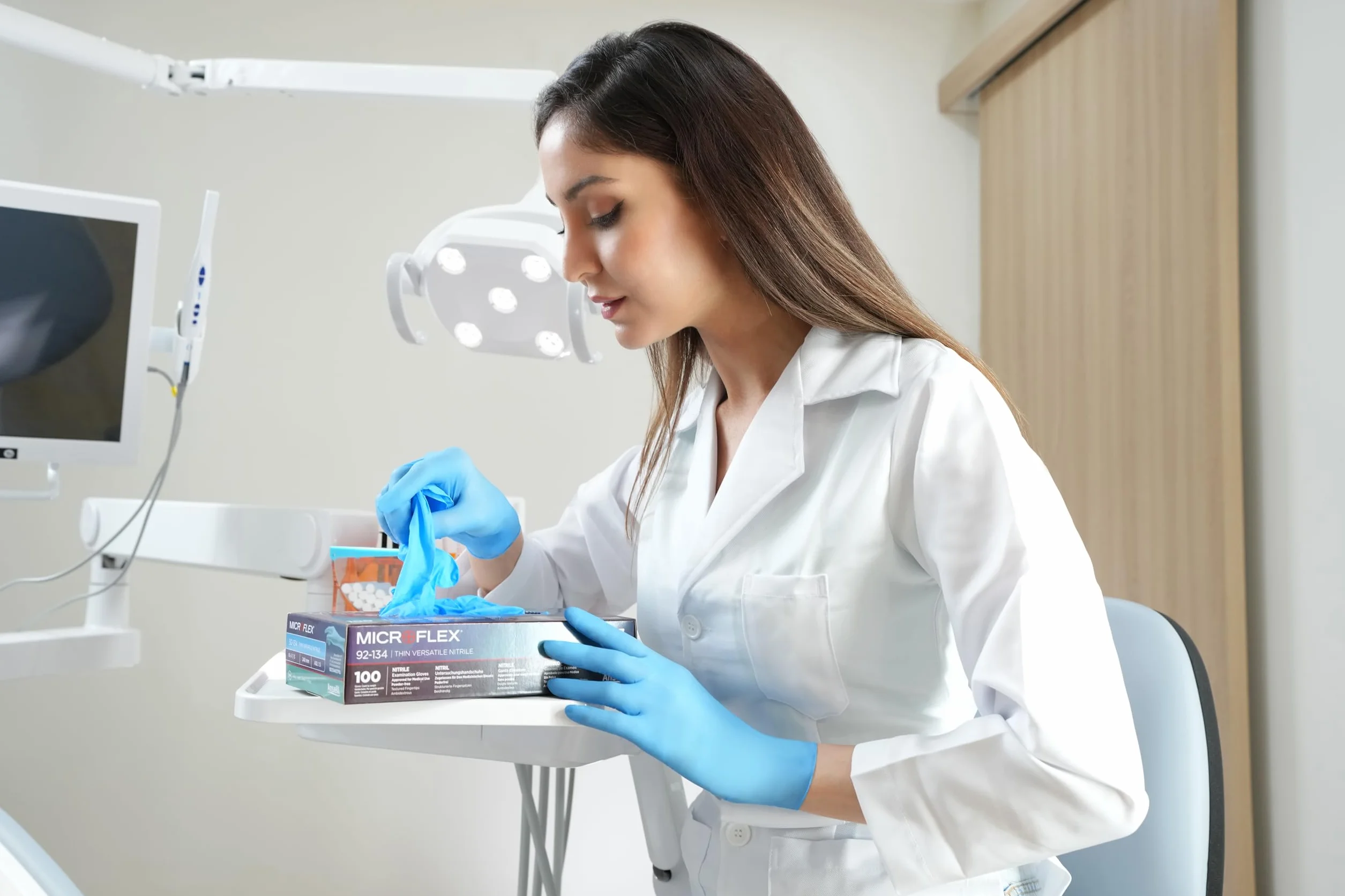 Ansell Microflex 92-134 Profesjonalne rękawice jednorazowe z nitrylu, Bezlateksowe, Bezpudrowe, Z certyfikatem spożywczym, Ochrona chemiczna i mechaniczna, Uniwersalne, Niebieskie, Rozmiar M (100 szt)